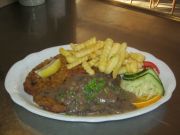 Schnitzel mit Pommes & Rahmchampiognons